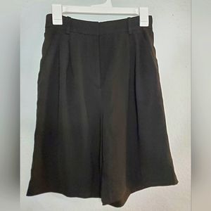 Black knee-length pleated shorts *Brand New*